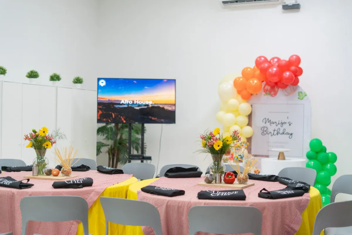 Mesa decorada con globos para una celebración privada