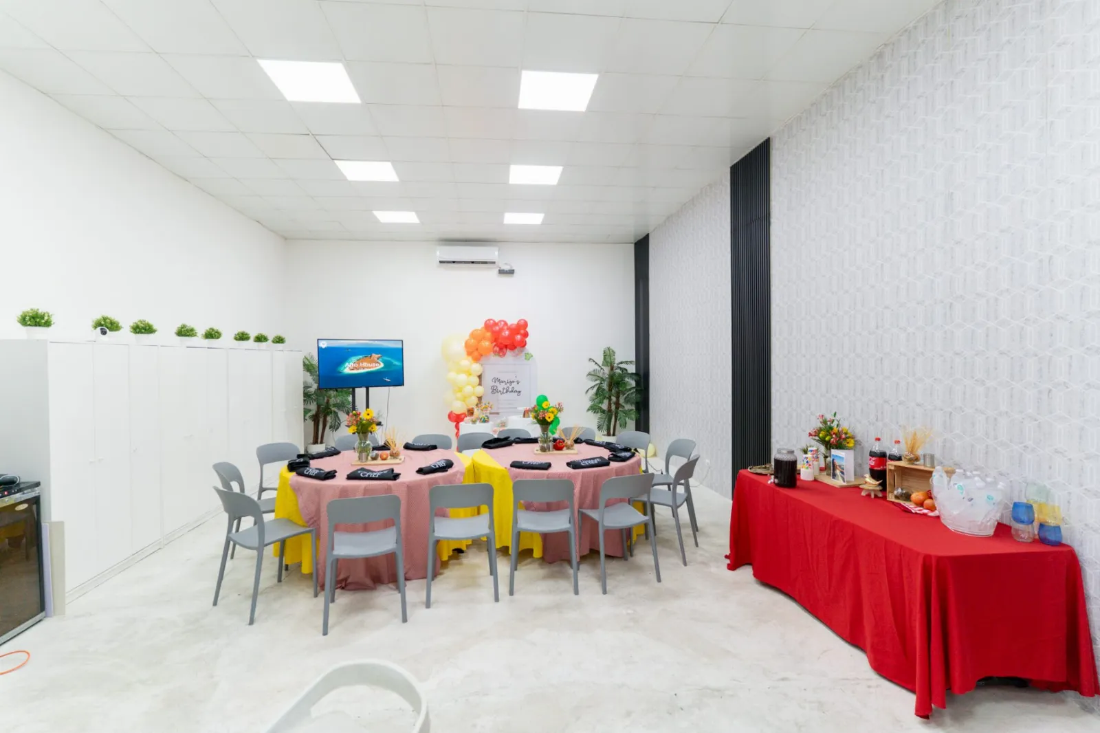 Salón del estudio con mesas preparadas para un evento