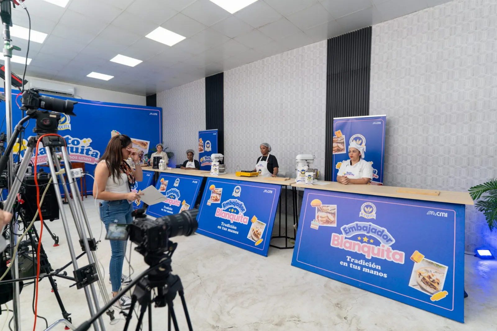 Set de grabación con cámaras y mesa de presentación en el estudio de Cuisine Chef