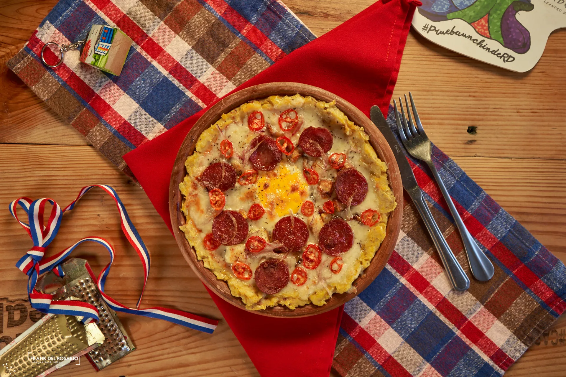 Pizza de pepperoni sobre un mantel de cuadros