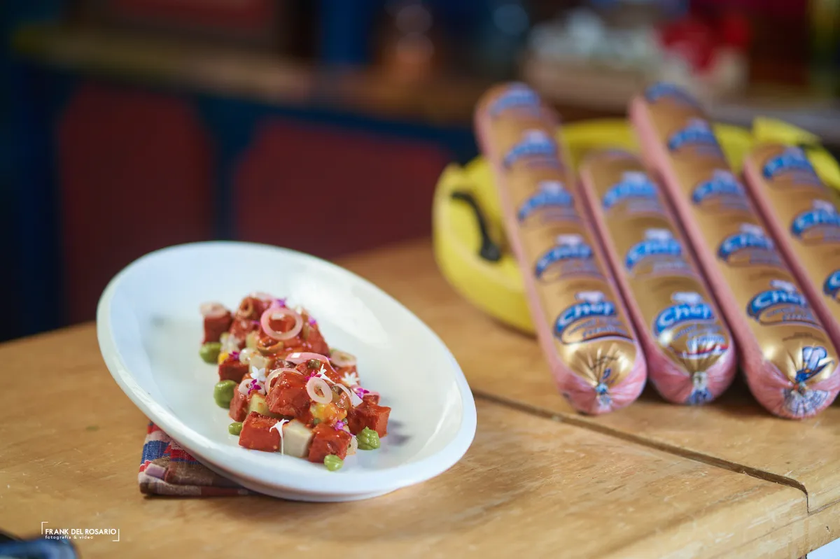 Plato de ensalada con salchichas servido sobre una tabla
