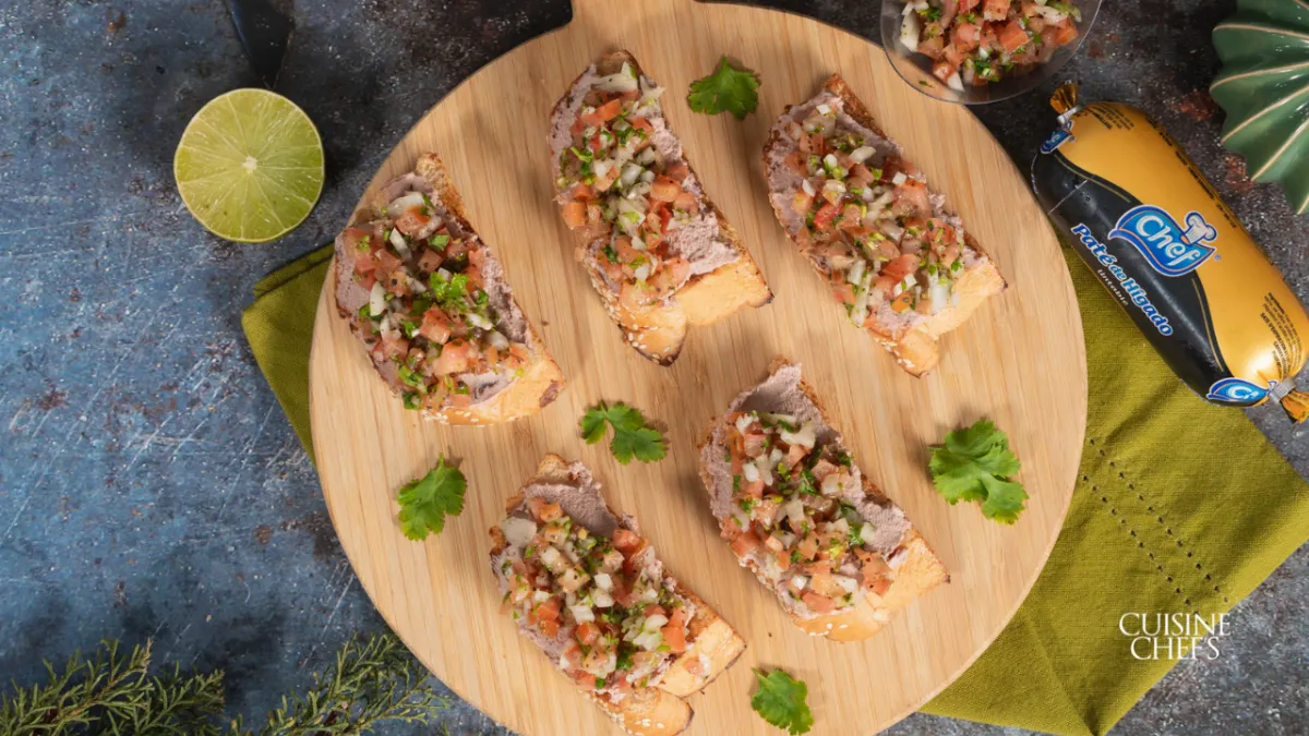Receta de Aprende hacer los mejores montaditos de paté de hígado y pico de gallo.