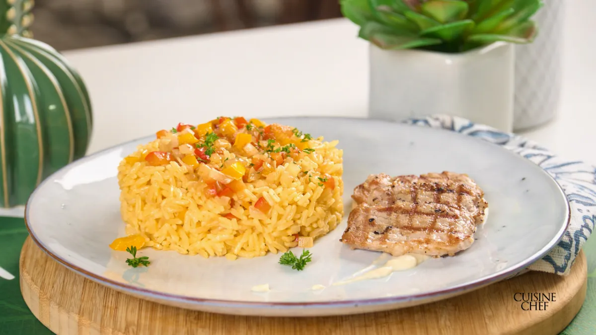 Receta de Eleva tu juego en la cocina con esta receta de arroz primavera con filete de cerdo a la pimienta.