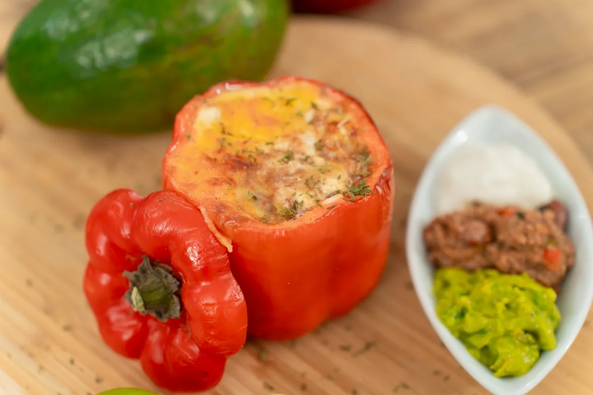 Receta de Dando vida a los pimientos con un relleno de chilis que te hará bailar.