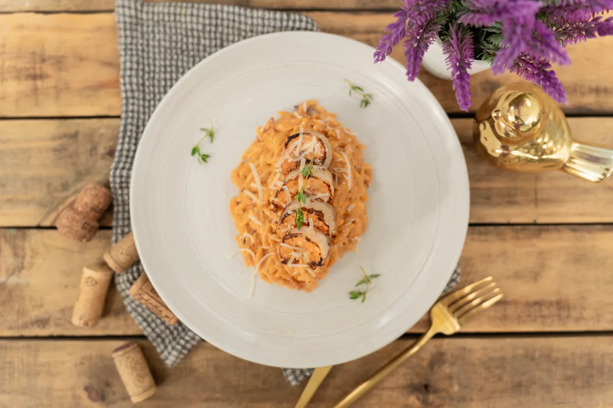 Receta de Descubre el sabor del orzo con la deliciosa pasta de tomate y el toque crujiente de la tocineta.