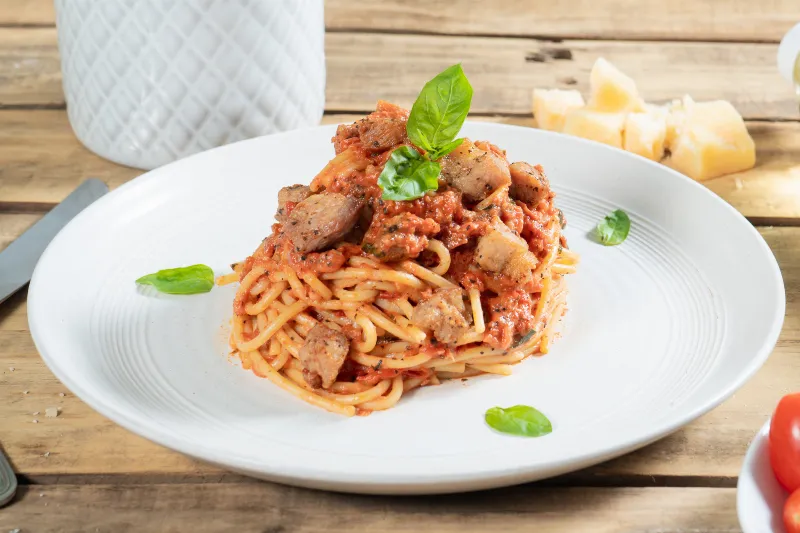 Receta de Pasta Roja con Chuleta Frita: Un Plato Principal Delicioso