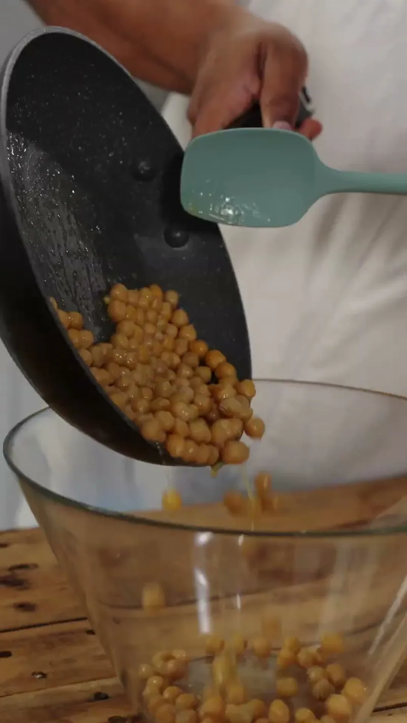 Receta de Ensalada Mediterránea Tibia con Feta y Garbanzos