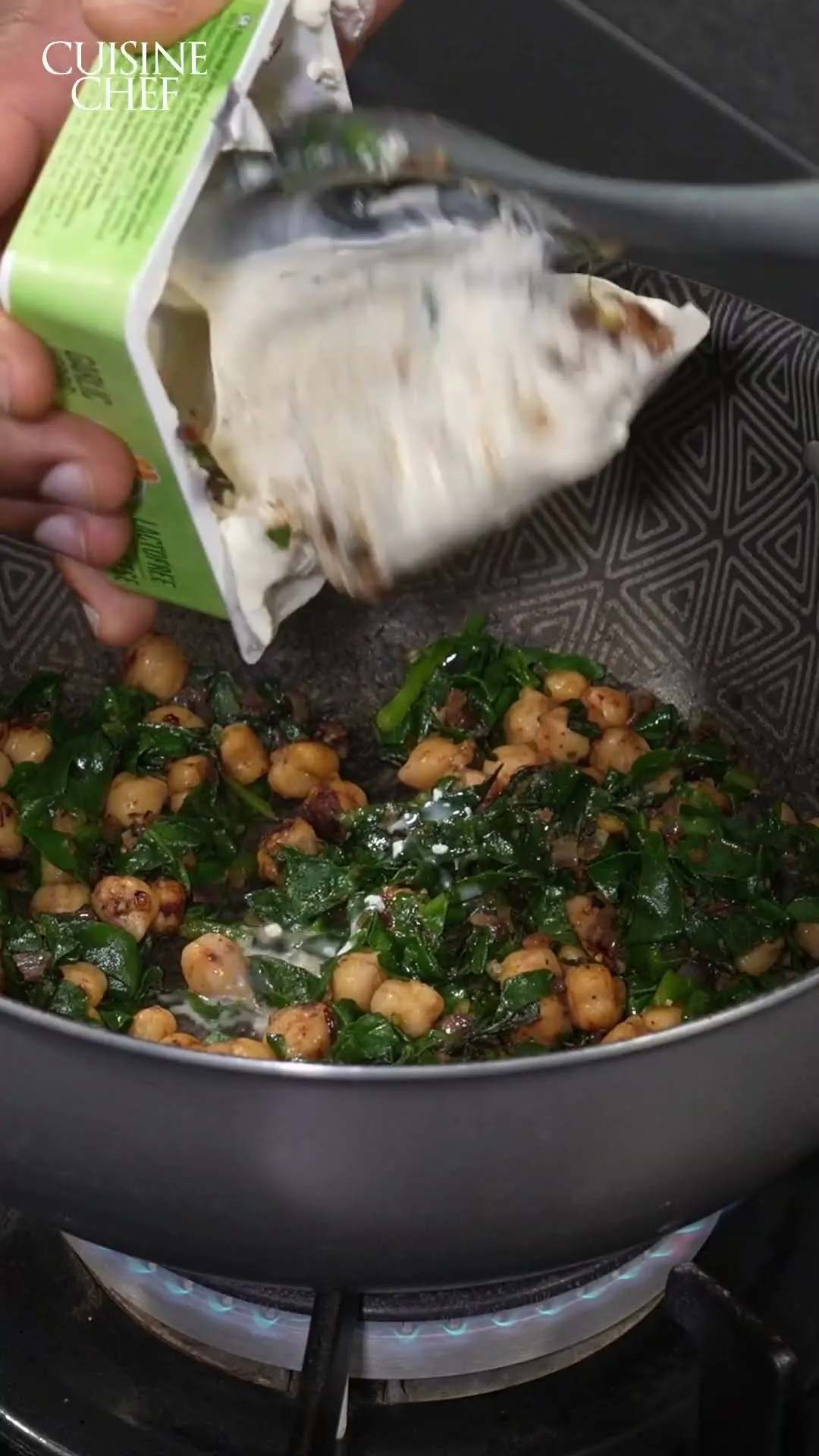 Receta de Pita con garbanzos, espinacas salteadas y queso fundido ¡El snack ideal para cualquier momento!