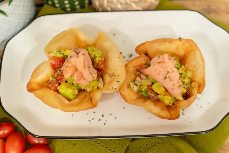 Receta de Canasta rellena de salmón ahumado y aguacate