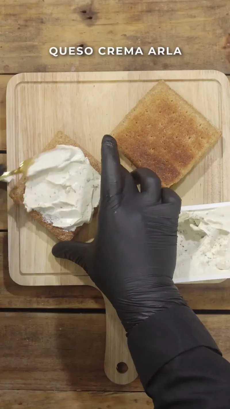 Receta de Tostadas de Pan de Centeno con Queso Crema y Aguacate