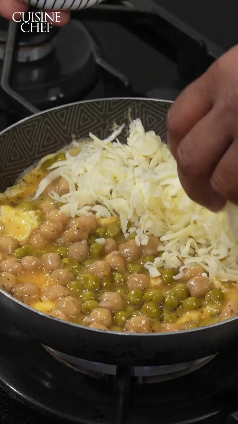 Receta de ¿Buscas una opción para tu desayuno? Prueba este omelette de garbanzos, petit pois y mozzarella.