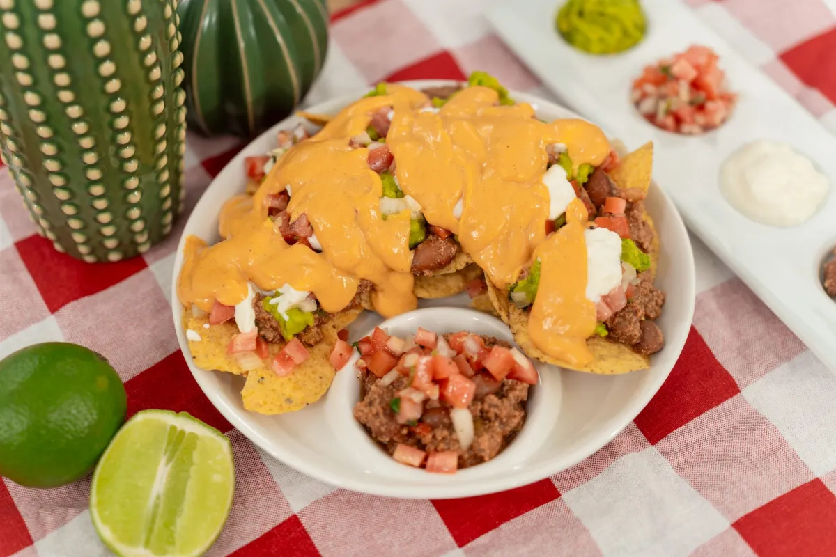 Receta de Nachos con Chilis, Guacamole y Queso Fundido