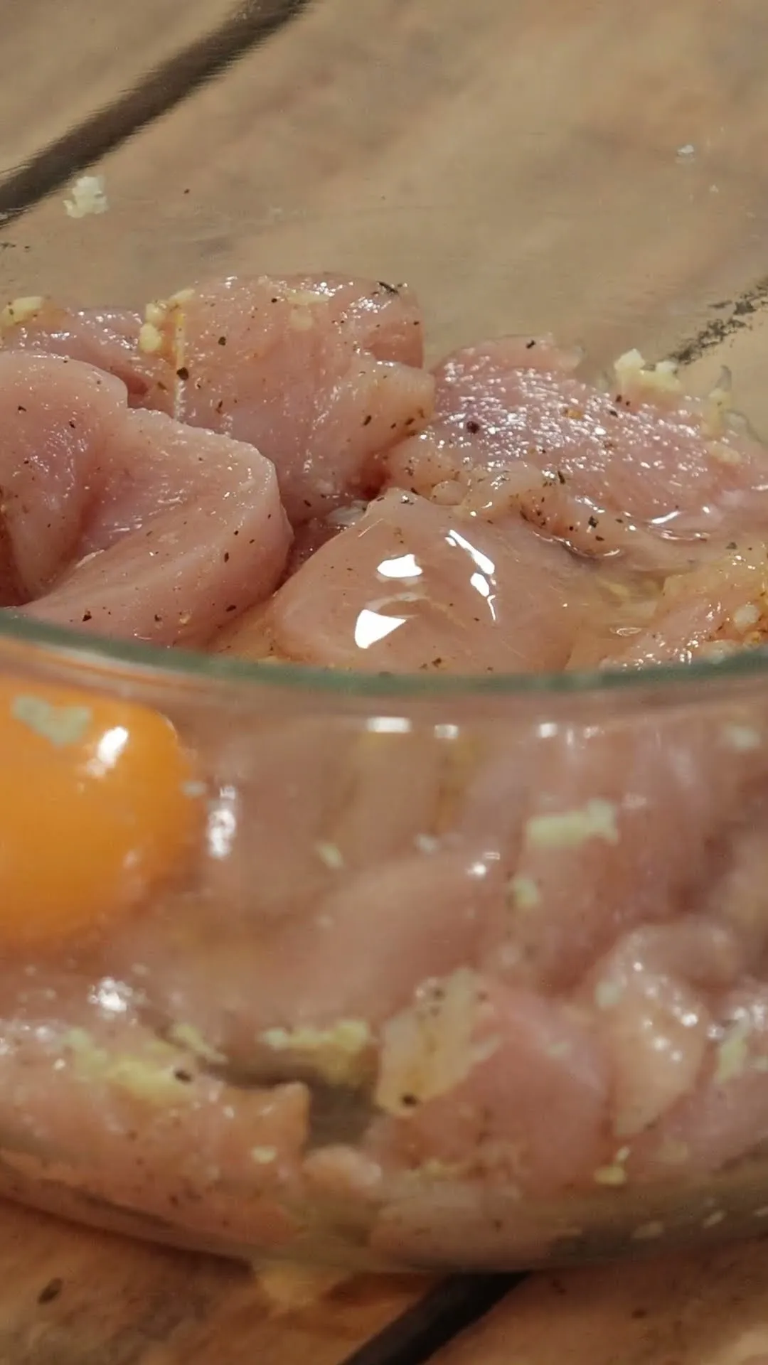 Receta de Pollo Búfalo con Salsa Picante y Salsa de Blue Cheese