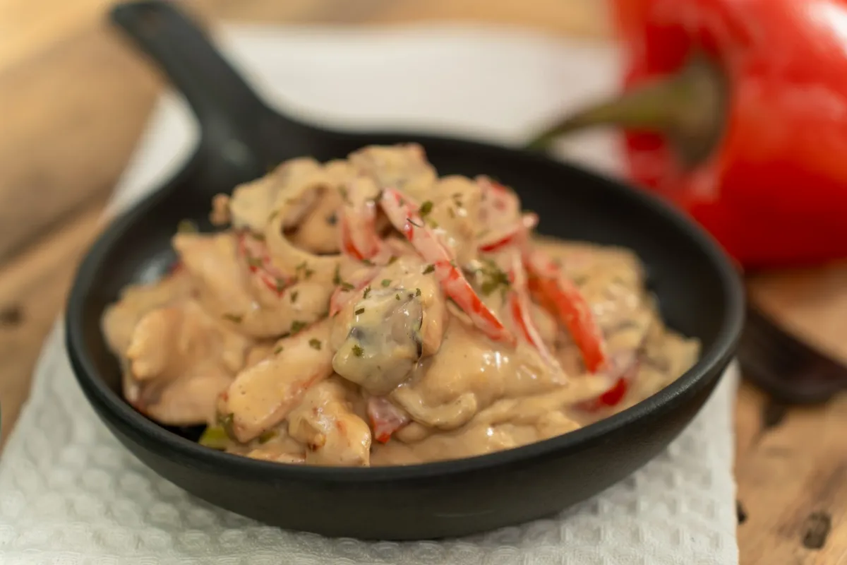 Receta de Pollo a la King: donde la suavidad del pollo se encuentra con la cremosidad perfecta.