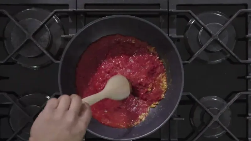Receta de Espaguetis Rojos con Chuleta Frita