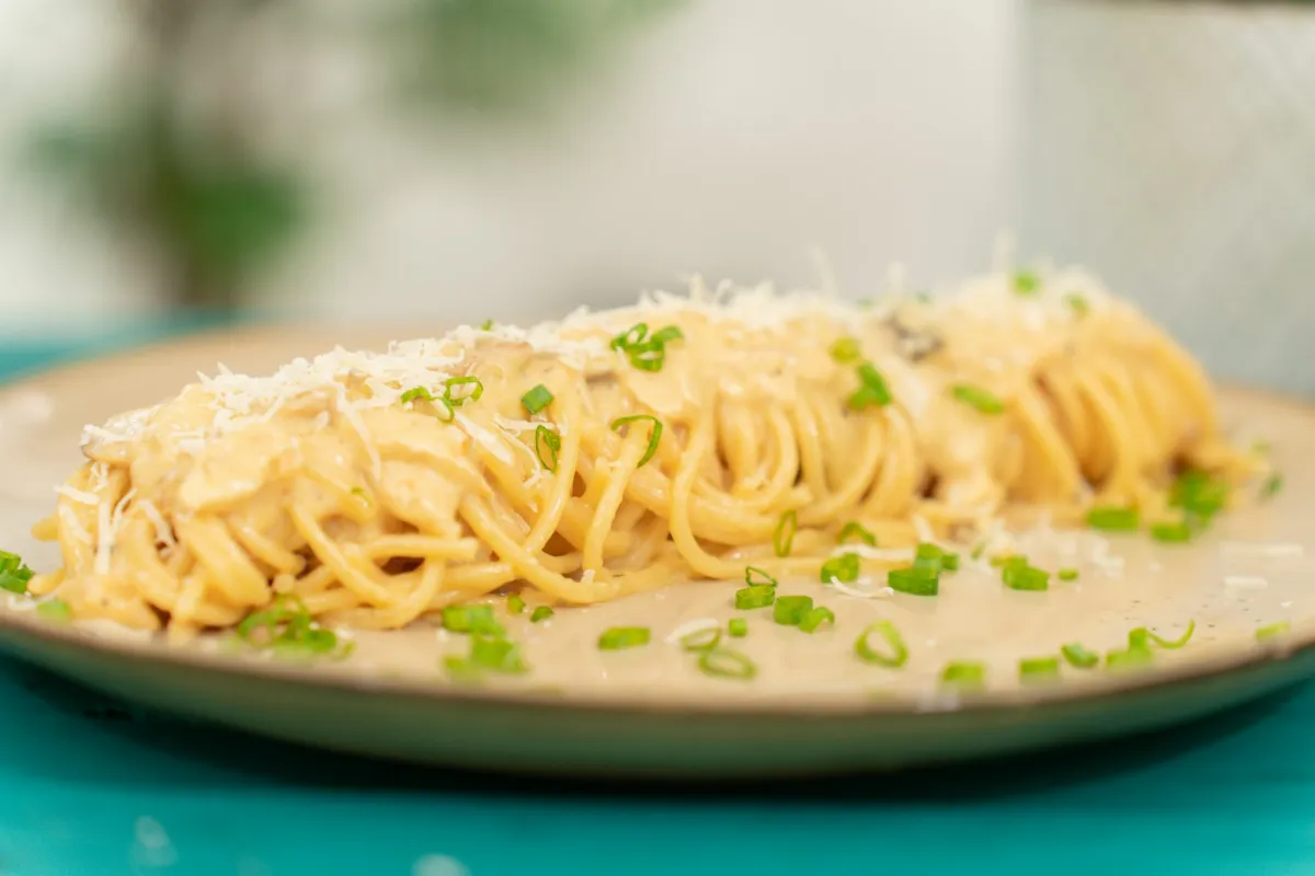 Receta de La combinación perfecta: pasta cremosa con queso Brie y champiñones.