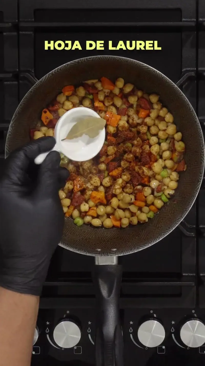 Receta de Sopa de Garbanzos con Espinacas y Chorizo | Receta Fácil y Reconfortante de Sopa Casera