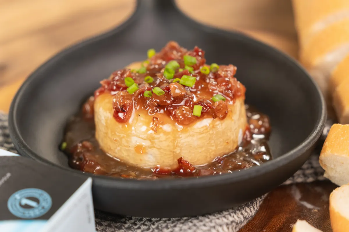 Receta de Disfrutando de un delicioso Camembert con mermelada de cebolla y tocineta