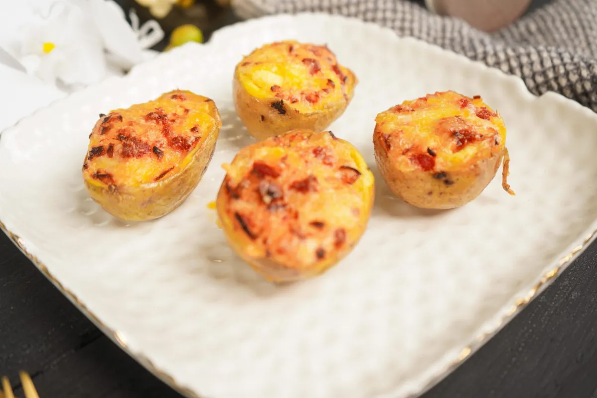 Receta de ¡Prepárate para probar unas papas rellenas de queso y chorizo que te van a encantar!