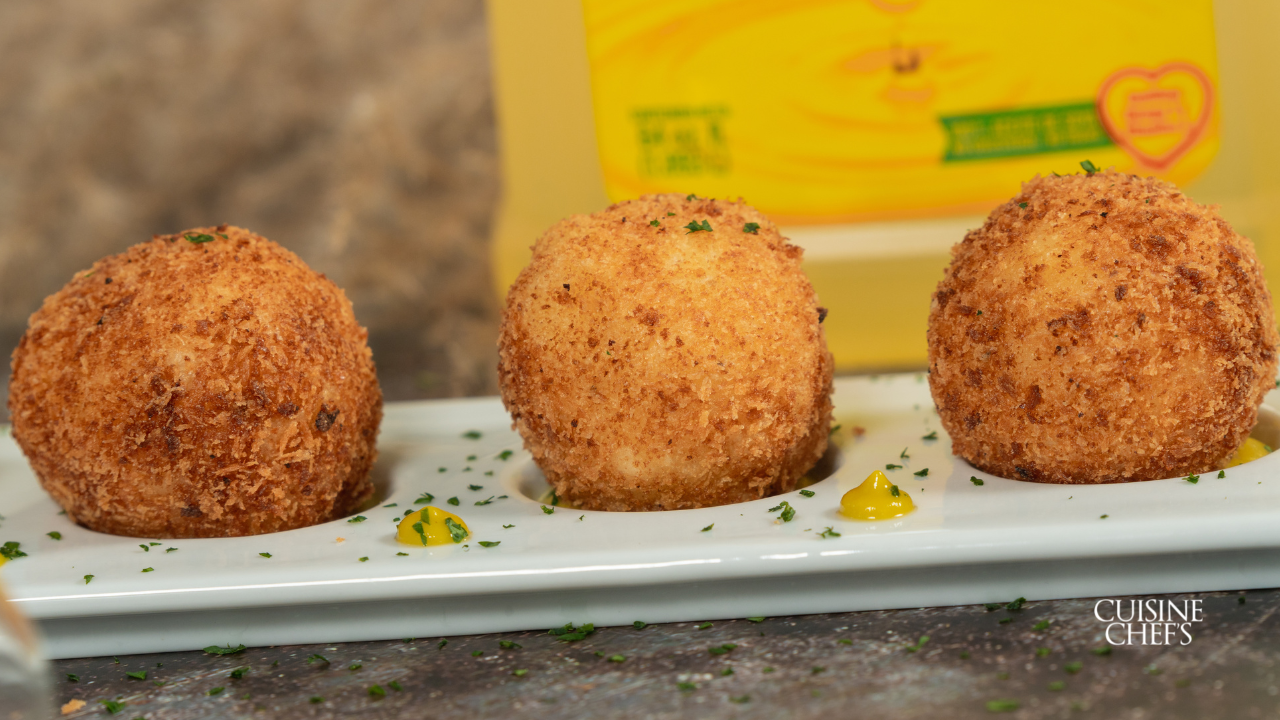 Deliciosas bolitas de yuca rellenas de queso para disfrutar en casa