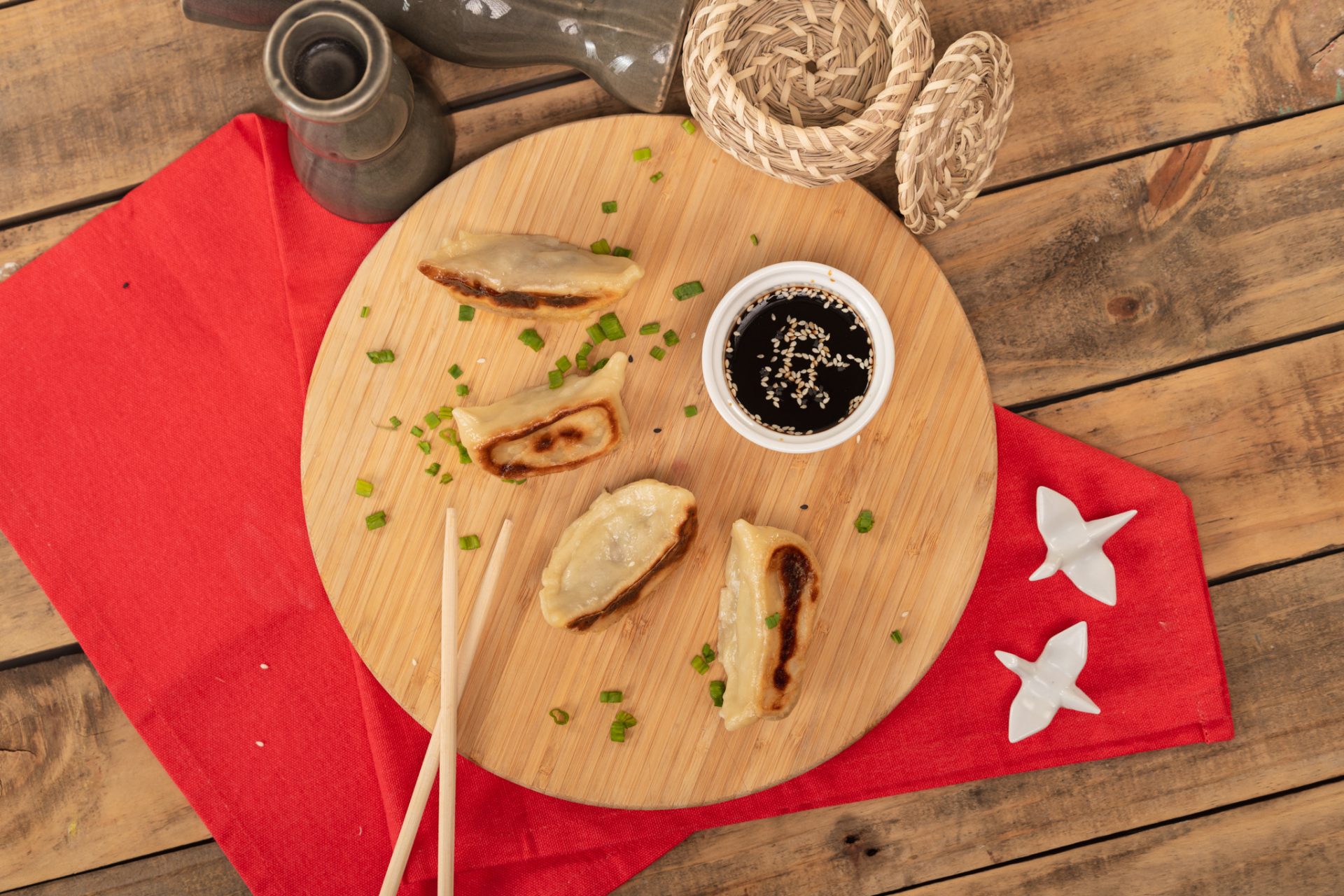¡Prepara tus palillos porque las gyozas de cerdo están aquí para satisfacer tus antojos!