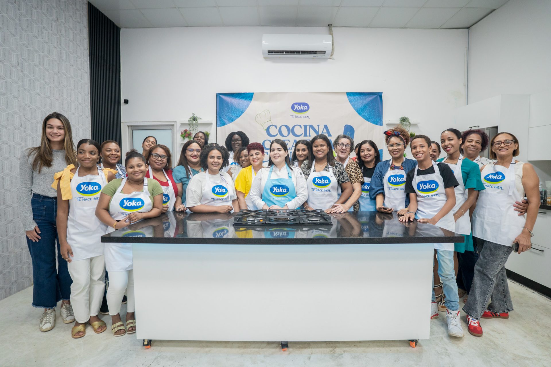 Taller gastronómico con múltiples participantes en el estudio