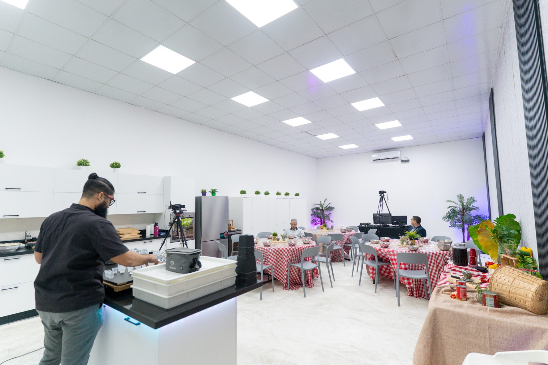 Capacitación culinaria profesional en el estudio equipado