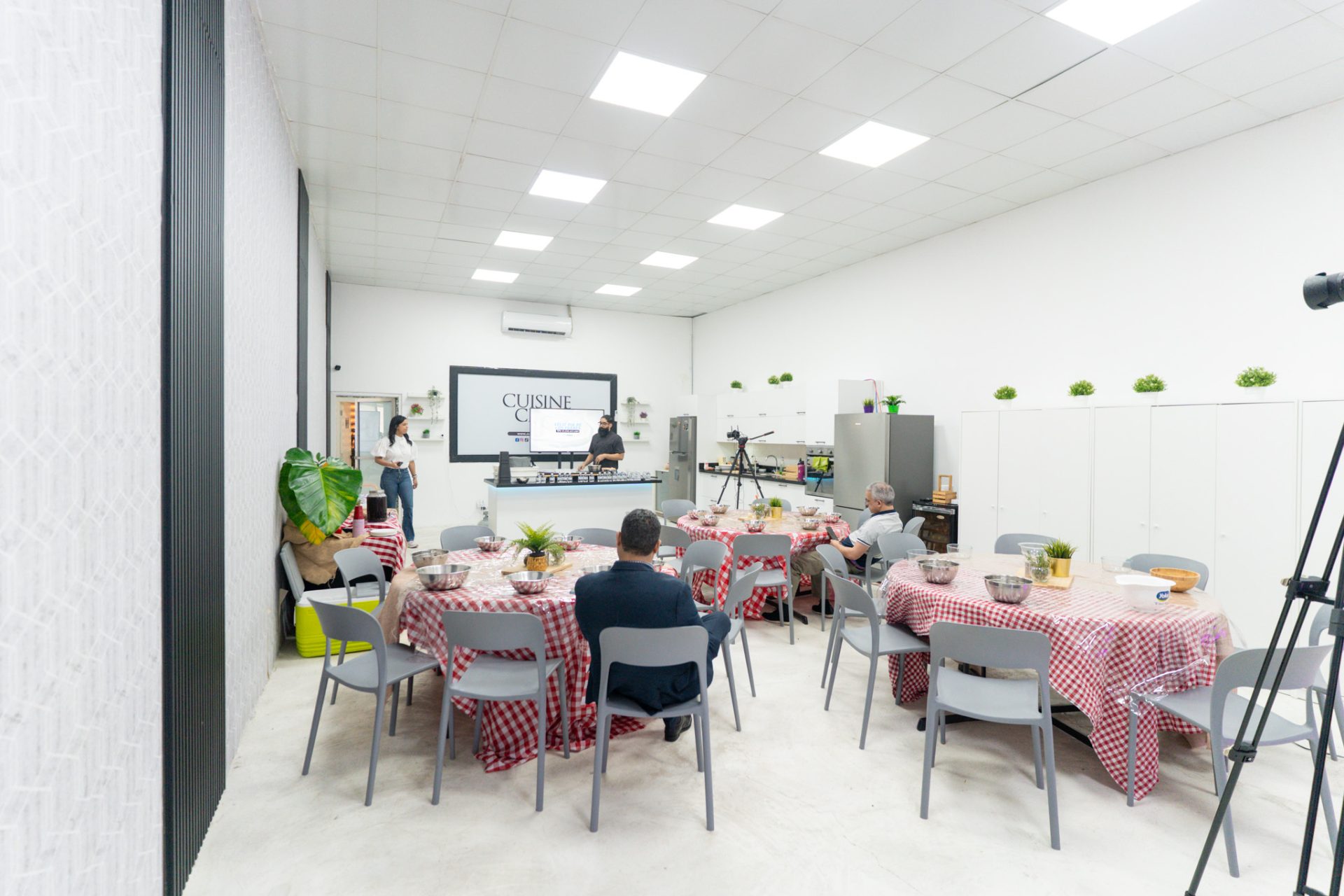 Lanzamiento de producto culinario en las instalaciones de CuisineChef RD