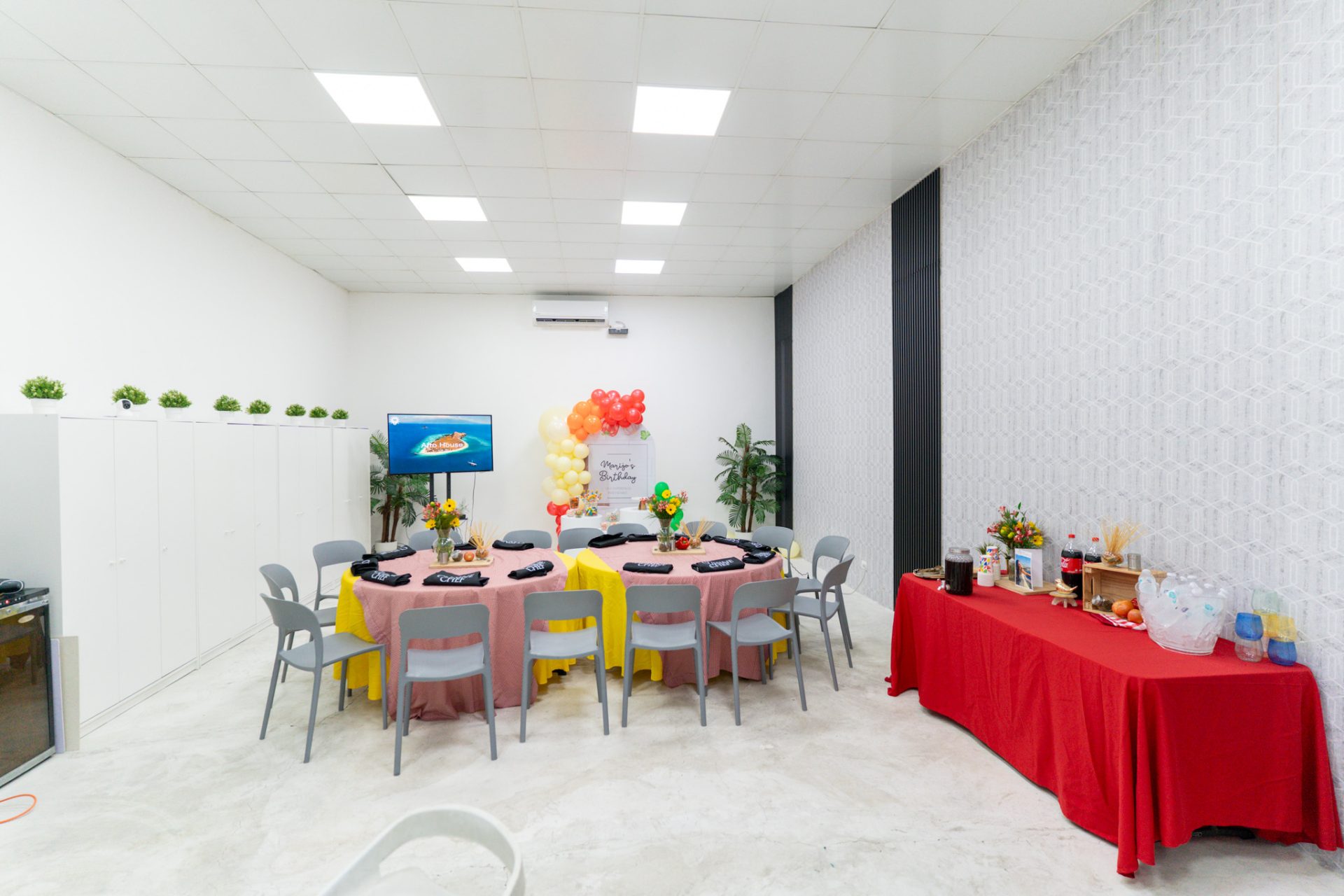 Taller de cocina en el estudio CuisineChef RD con participantes aprendiendo técnicas culinarias